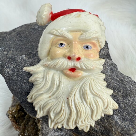Vintage Composite Plastic Santa Claus Pin 2.25" Pin Back - Picture 2 of 5